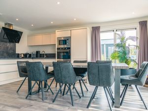 23987462-Ferienwohnung im Ferienpark-8-Linden-300x225-4