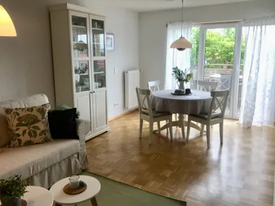 Essbereich mit Zugang Terrasse