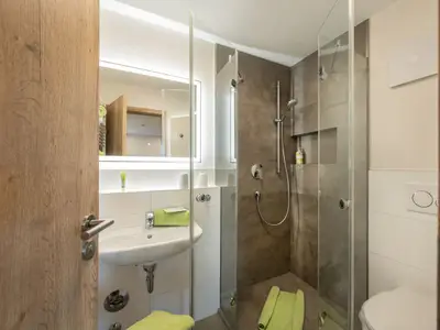 Bad - hell und stilvoll ausgestattet