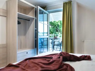 Schlafzimmer mit Zugang auf Balkon