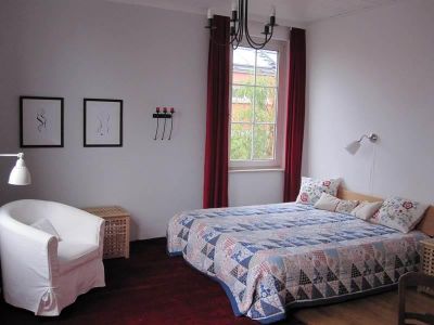 SW-Zimmer: Doppelbett mit Westfenster