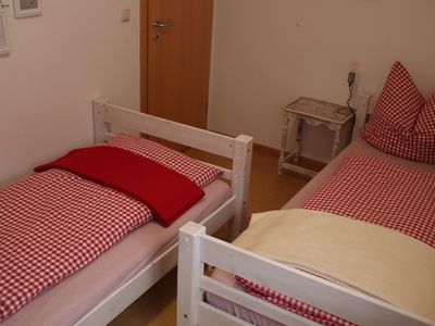 Zweites Schlafzimmer mit zwei Einzelbetten