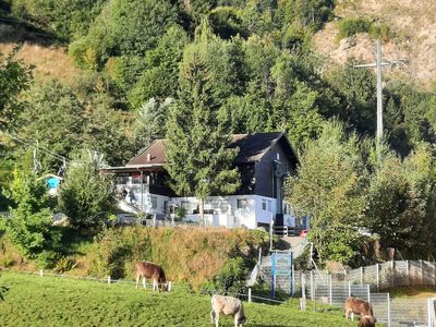 Balkonblick über Kuhweide zur MittagbahnTalstation