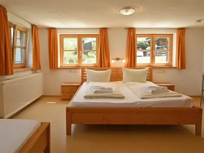 Schlafzimmer mit drei Betten See- und Bergblick
