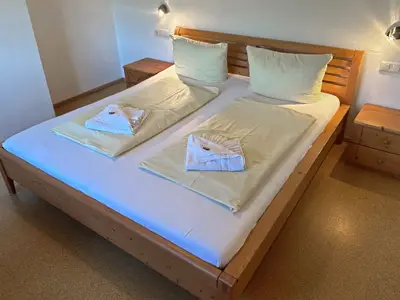 Schlafzimmer mit Doppelbett Seeblick