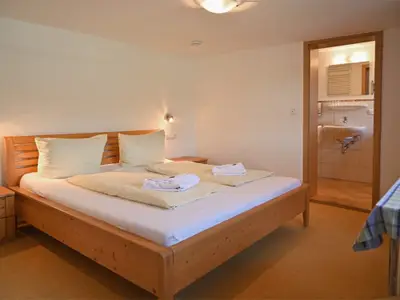 Schlafzimmer mit Doppelbett