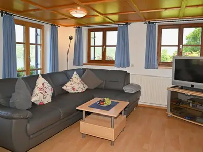 Wohnzimmer mit Alpseepanorama