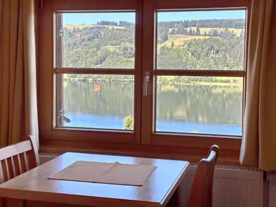 Schlafzimmer mit Doppelbett und Seesicht