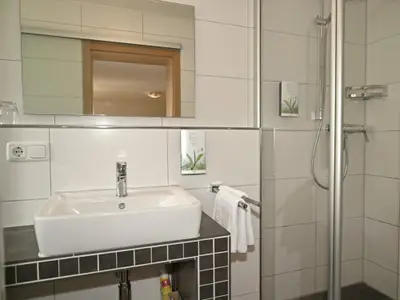 modernes Badezimmer mit Dusche