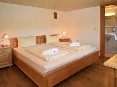 Schlafzimmer mit Kingsize 200 x 200 Betten und Seeblick