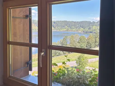 Blick aus dem Fenster Schlafzimmer mit drei Betten