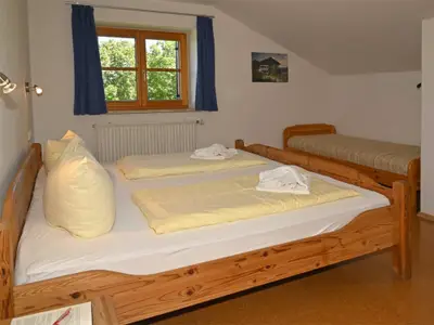 Schlafzimmer mit drei Betten