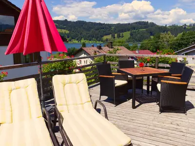 Große Holzveranda mit Seeblick