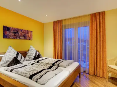 Schlafzimmer mit Doppelbett