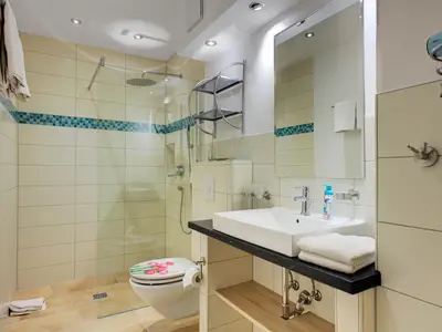 Badezimmer mit Regendusche