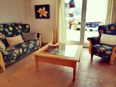 Wohnzimmer mit Blick in den Garten