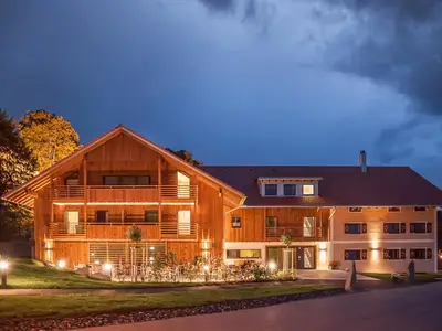 Hierlhof am Abend