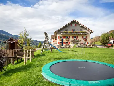 Unser Hof mit Spielplatz