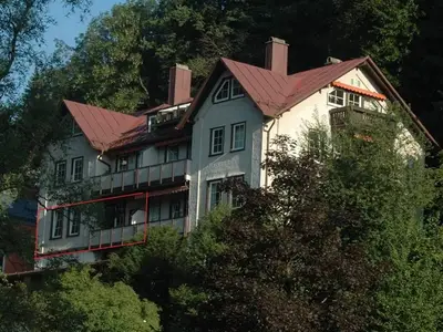 Hausansicht mit rot markierter Wohnung