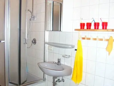 Bad: Dusche und Waschtisch