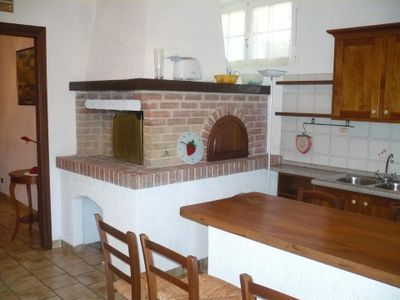 Kochbereich. Wohnküche mit Holzbackofen