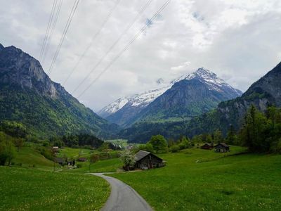 Sicht ins Tal nach Innertkirchen und die Berge des Grimsel-und Sustengebiets