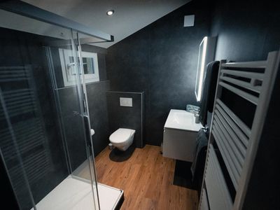 Badezimmer mit Dusche, WC, grosses Lavabo, Spiegelschrank & Heizkörper