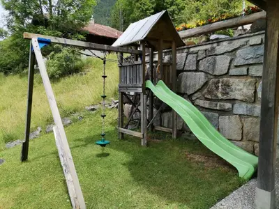 Für kleine Gäste. Sandkiste sowie diverses Spielzeug stehen zur Verfügung. 