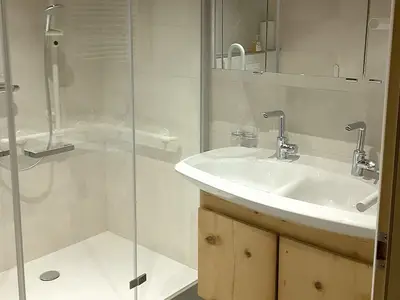 Badezimmer/stufenloser Duscheinstieg