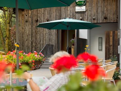 Sonnenterasse_Eingang_Restaurant-Ferienwohnungen