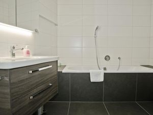 23911266-Ferienwohnung-6-Interlaken-300x225-5