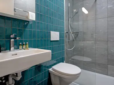 Badezimmer mit begehbarer Dusche
