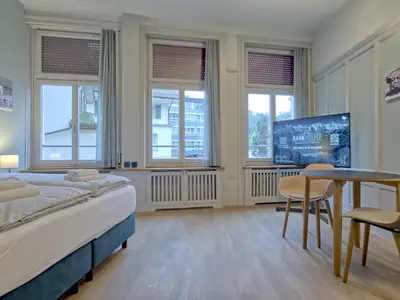 Wohnzimmer / Doppelbett / Essbereich / Küche