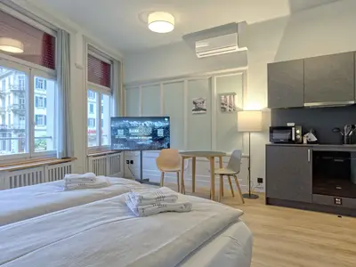 Wohnzimmer / Doppelbett / Essbereich / Küche