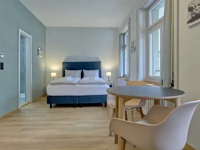 Wohnzimmer / Doppelbett / Essbereich / Küche