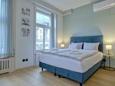Wohnzimmer / Doppelbett / Essbereich / Küche