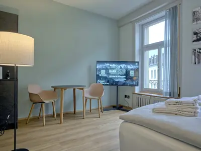 Wohnzimmer / Doppelbett / Essbereich / Küche