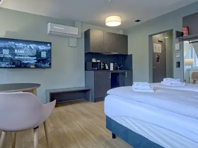 Wohnzimmer / Doppelbett / Essbereich / Küche