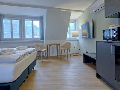 Wohnzimmer / Doppelbett / Essbereich / Küche