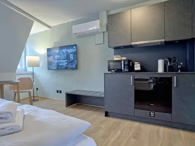 Wohnzimmer / Doppelbett / Essbereich / Küche