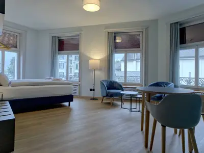 Wohnzimmer / Doppelbett / Essbereich / Küche