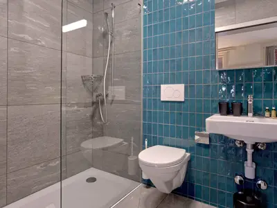 Badezimmer / Dusche / WC / Badetücher / Haartrockner