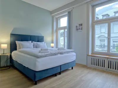 Wohnzimmer / Doppelbett / Essbereich / Küche