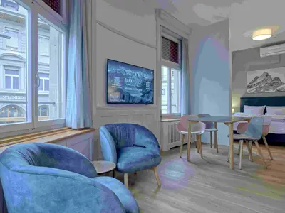 Wohnzimmer / Doppelbett / Essbereich / Küche