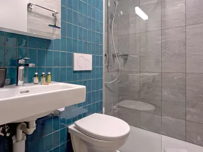 Badezimmer mit begehbarer Dusche