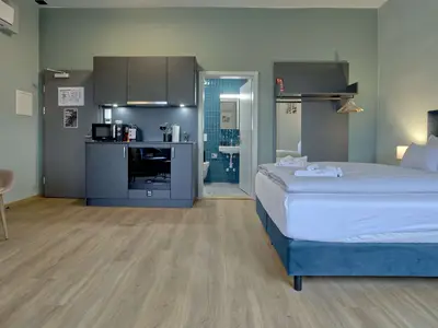 Wohnzimmer / Doppelbett / Essbereich / Küche