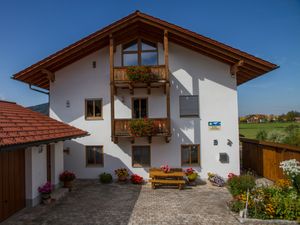 1672525-Ferienwohnung-4-Inzell-300x225-1