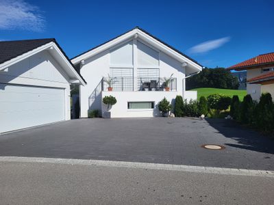 Parkplatzbereich  mit E-Fahrzeugladestation Alpenloft