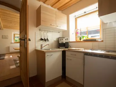 Küche mit Blick ins Wohnzimmer