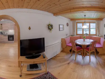 Essbereich mit Blick in die Küche